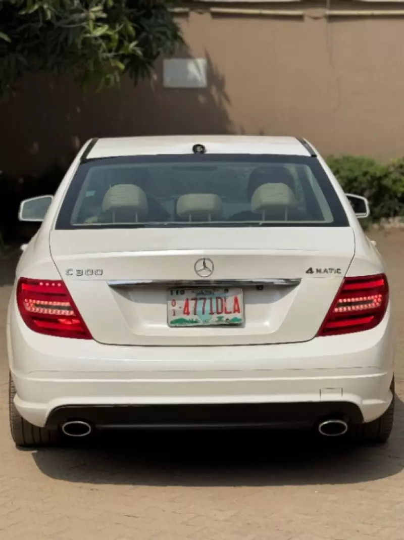 Mercedes-Benz C 300   -
