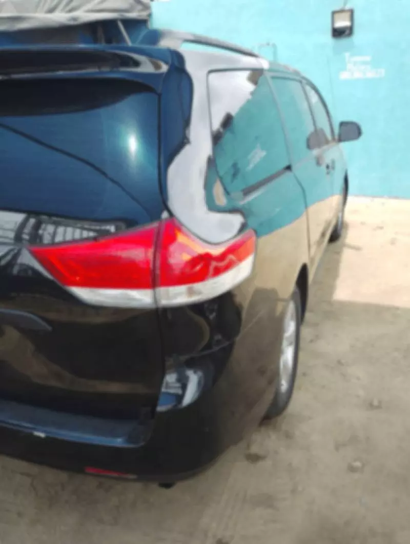 Toyota Sienna   - 2011