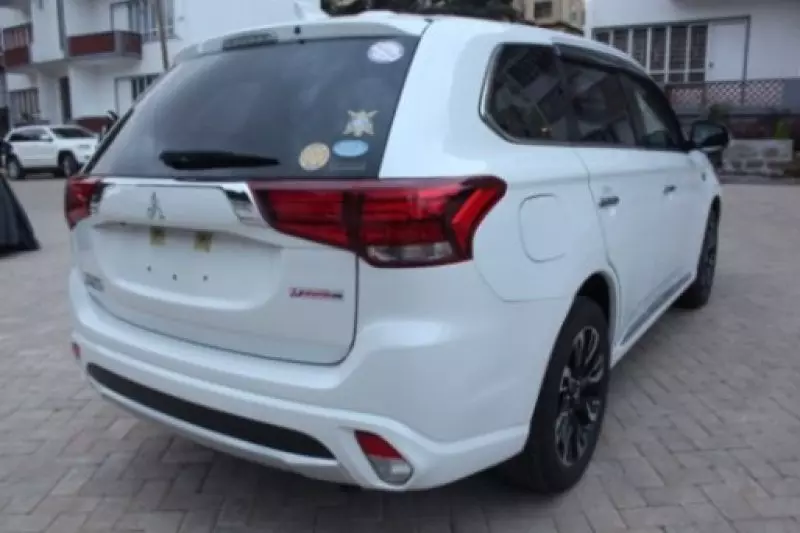 Mitsubishi Plug-in Hybrid Outlander   - 2017