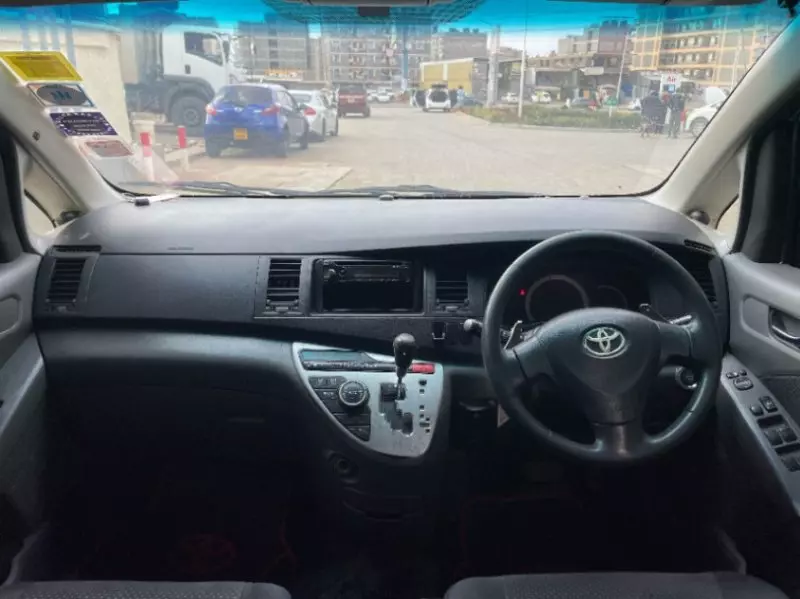 Toyota Isis    - 2011