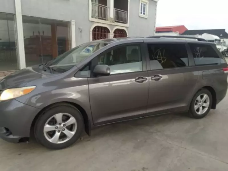 Toyota Sienna   - 2010