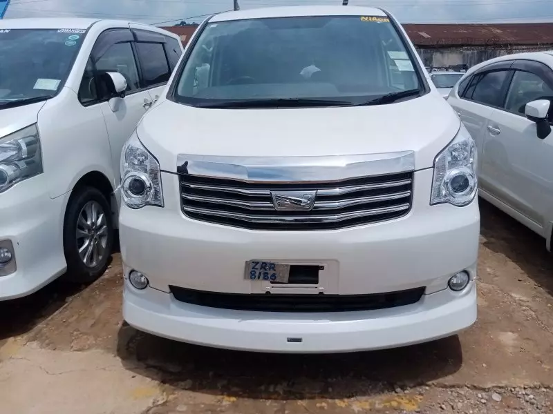 Toyota Noah   - 2011