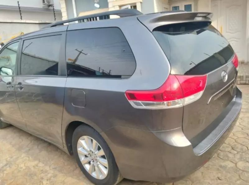 Toyota Sienna   - 2011