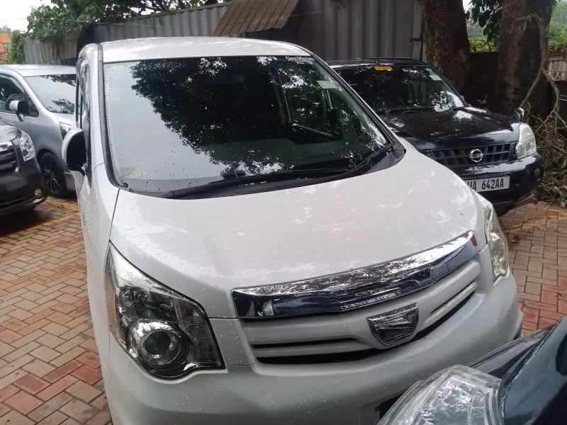 Toyota Noah   - 2012