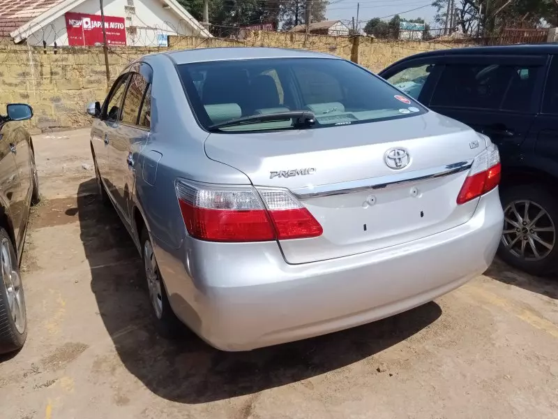 Toyota Premio    - 2012