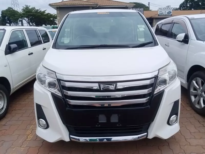 Toyota Noah   - 2015