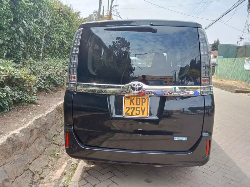 Toyota Voxy    - 2015