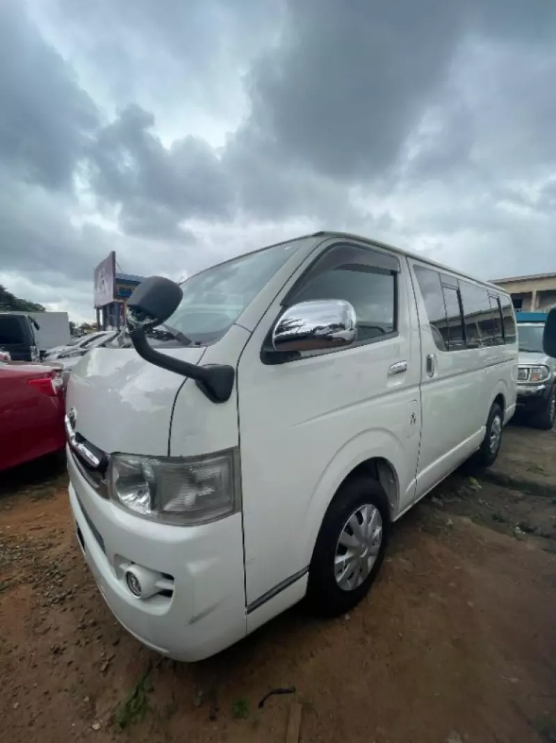 Toyota Hiace   - 2014