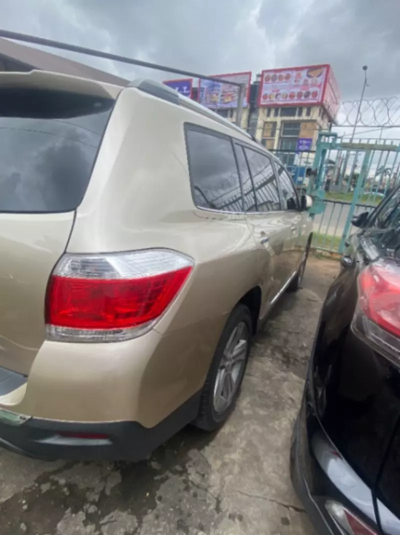 Toyota Highlander   - 2013