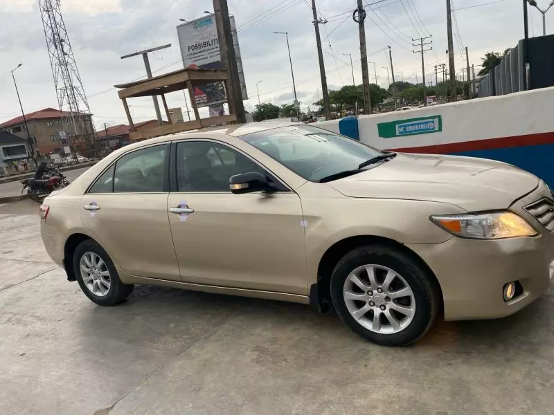 Toyota Camry   - 2010
