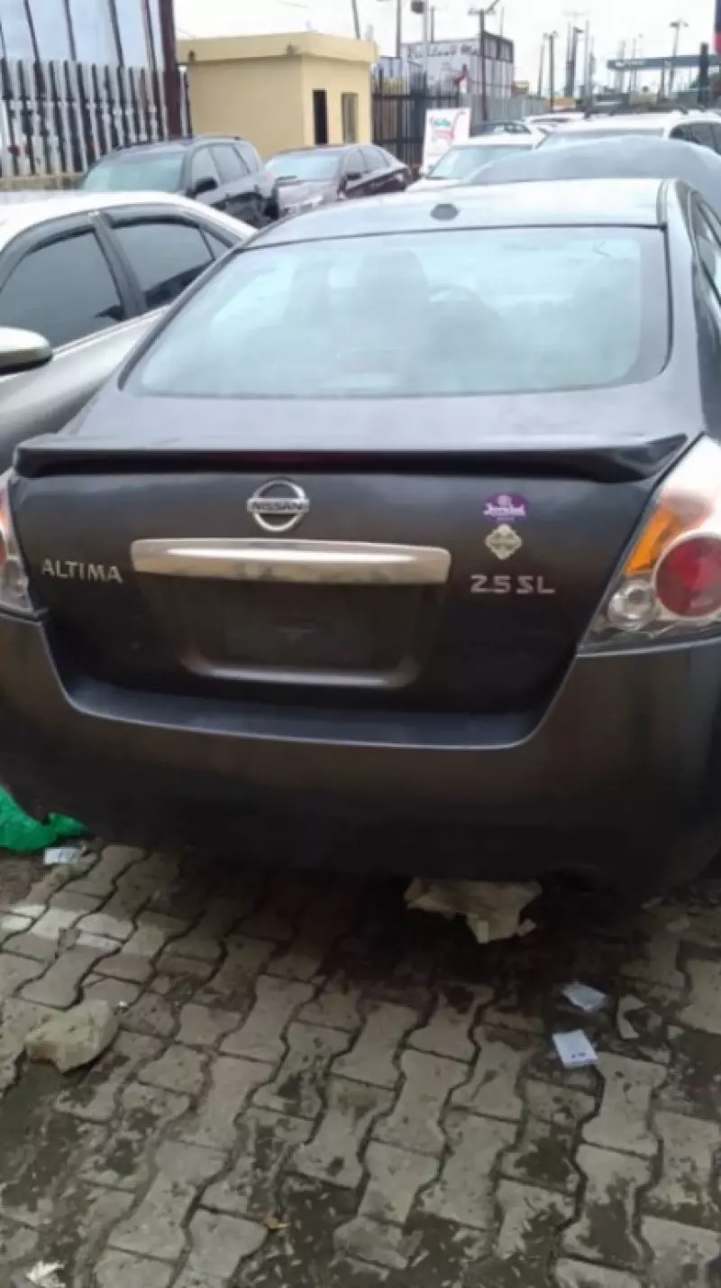 Nissan Altima   - 2010