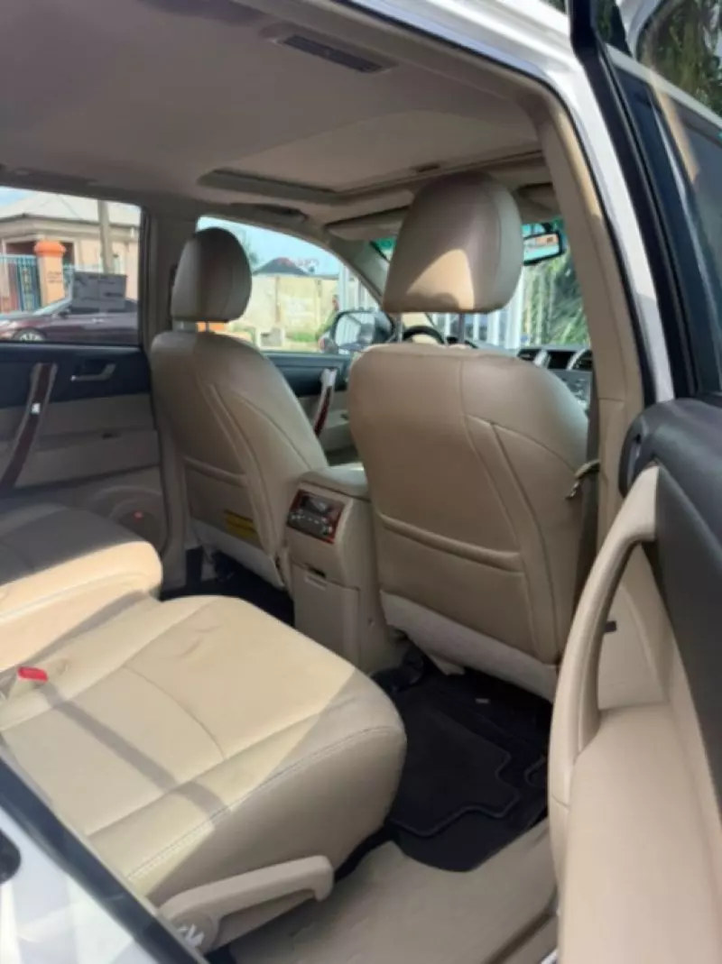 Toyota Highlander   - 2012