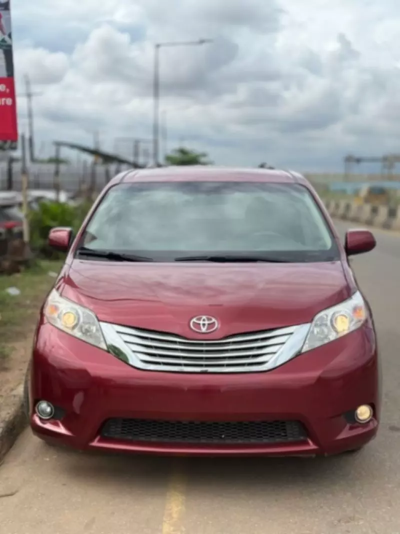 Toyota Sienna   - 2011