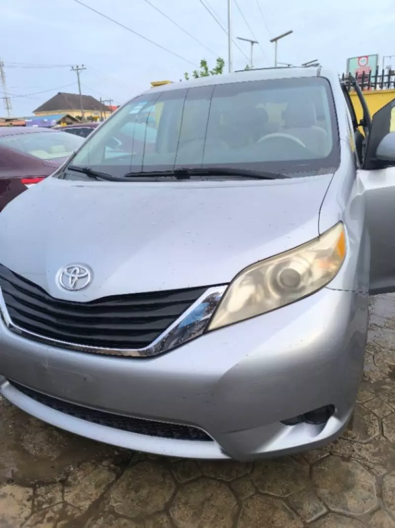 Toyota Sienna   - 2011