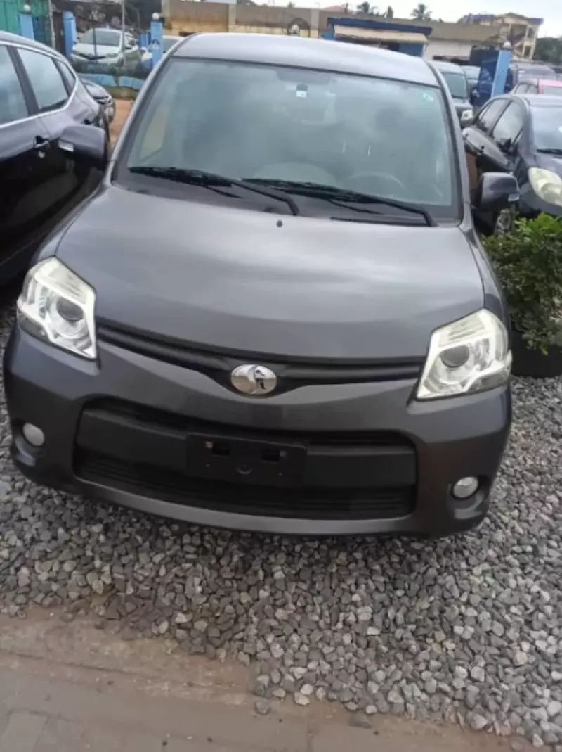 Toyota Sienta   - 2012