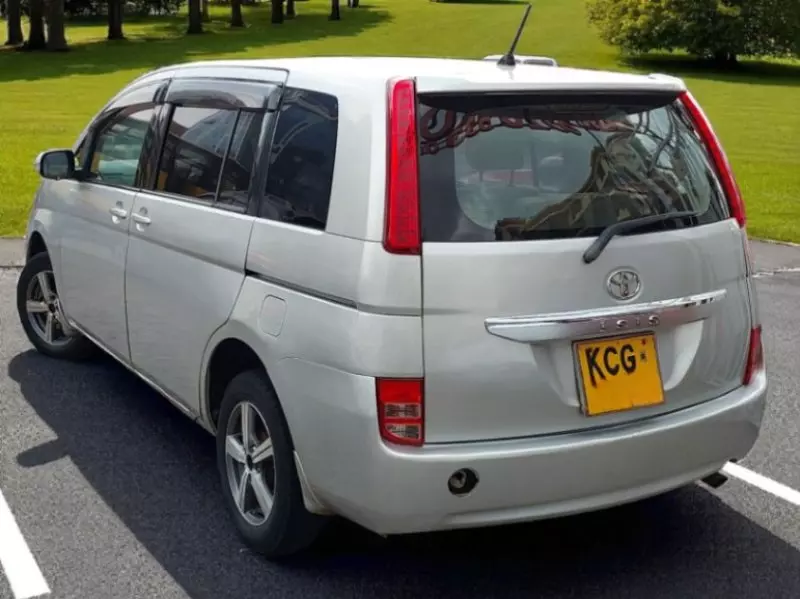 Toyota Isis    - 2009