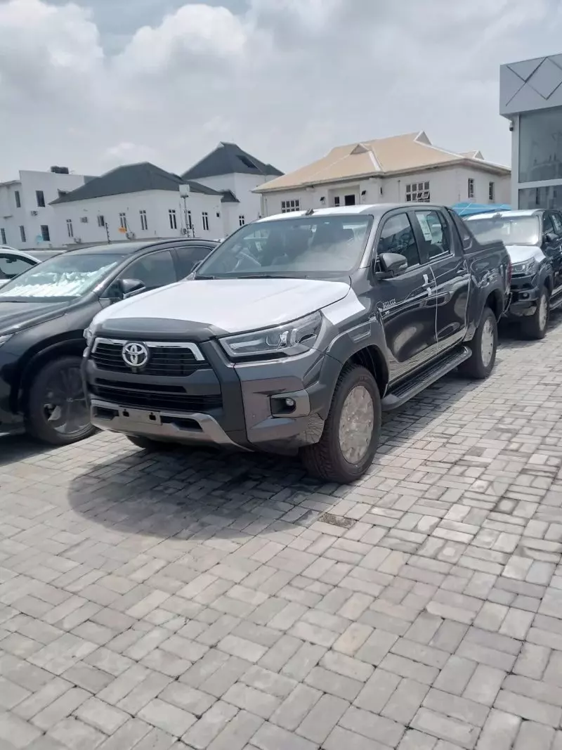 Toyota Hilux   - 2023