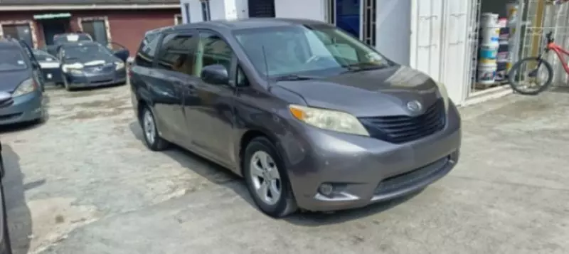 Toyota Sienna - 2011