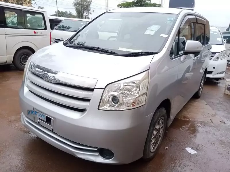 Toyota Noah   - 2009