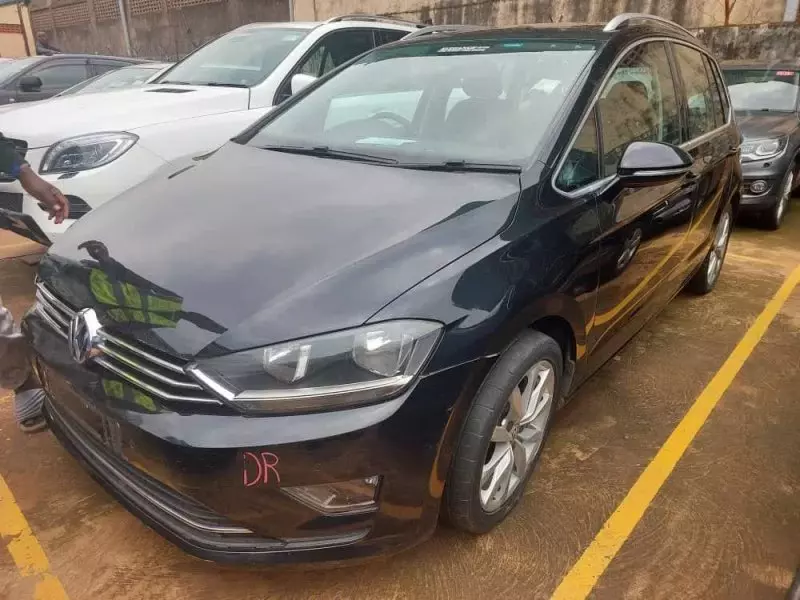 Volkswagen Golf   - 2016