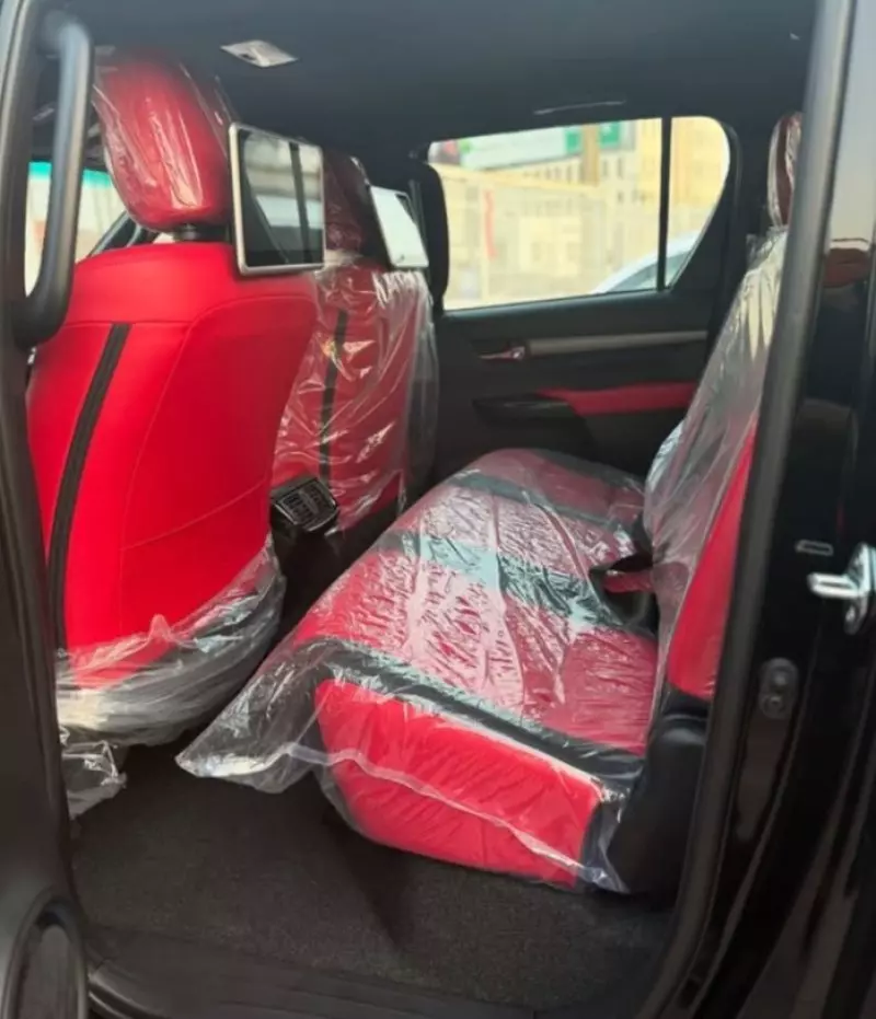 Toyota Hilux   - 2024