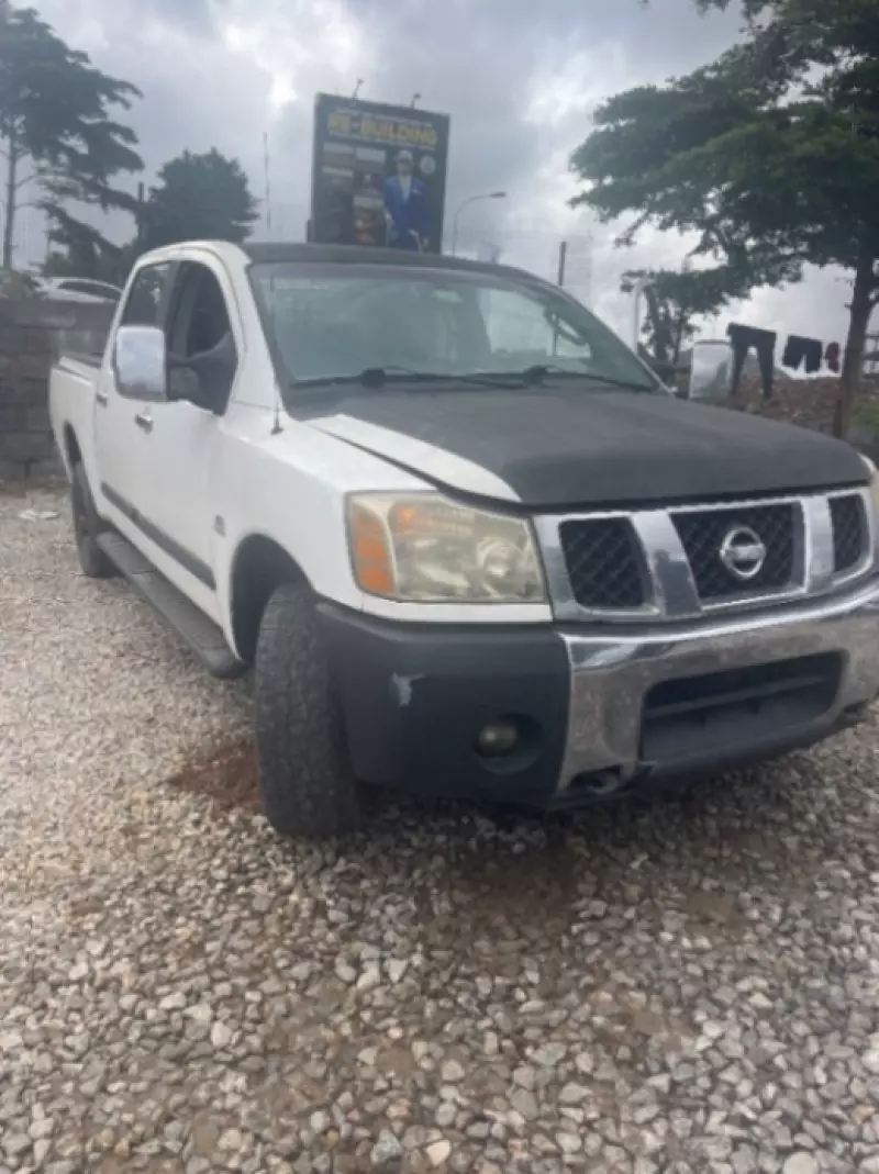 Nissan Titan   - 2004