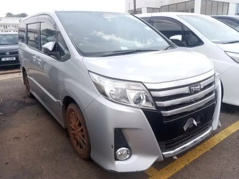 Toyota Noah   - 2016