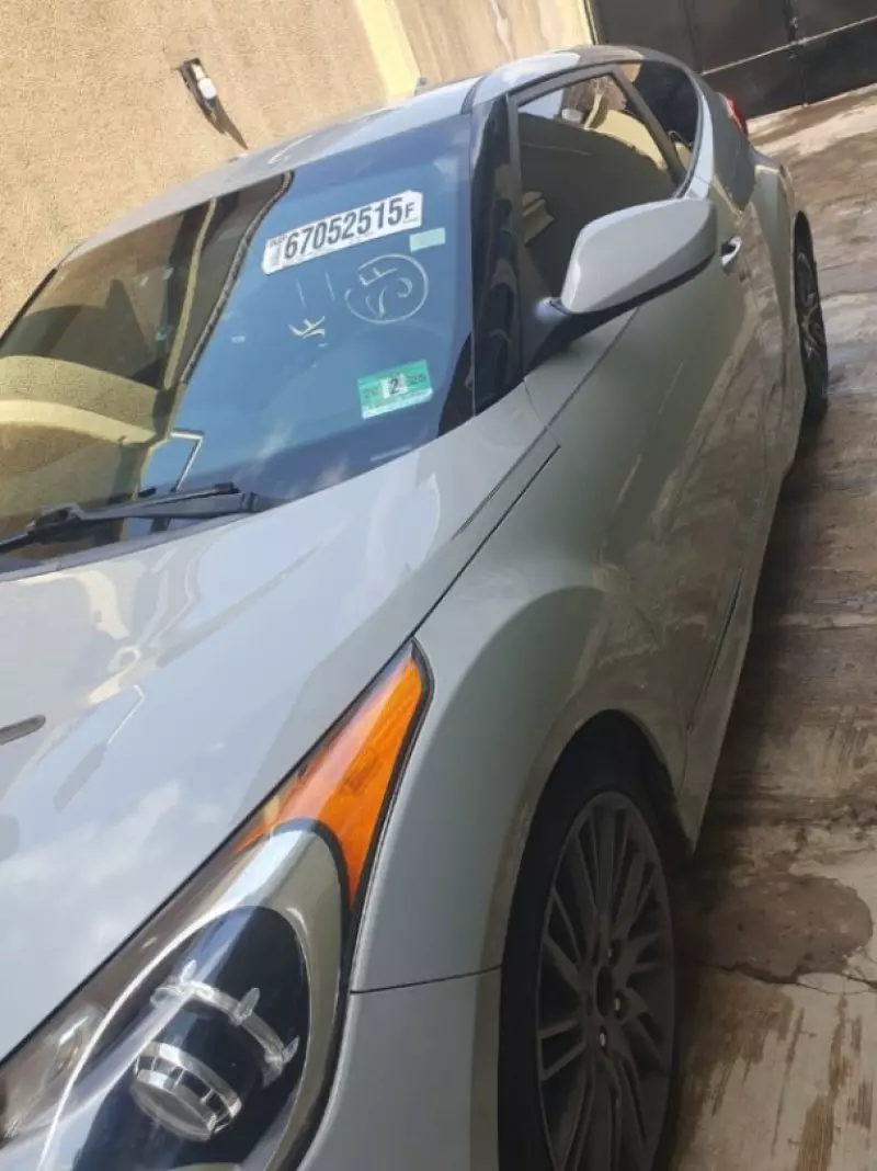 Hyundai Veloster   - 2013