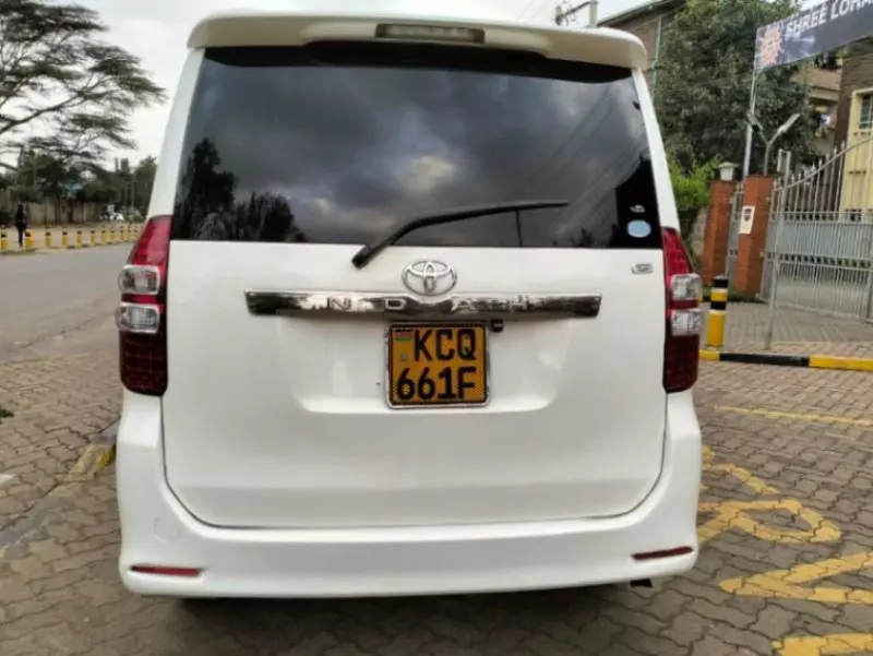 Toyota Noah   - 2011