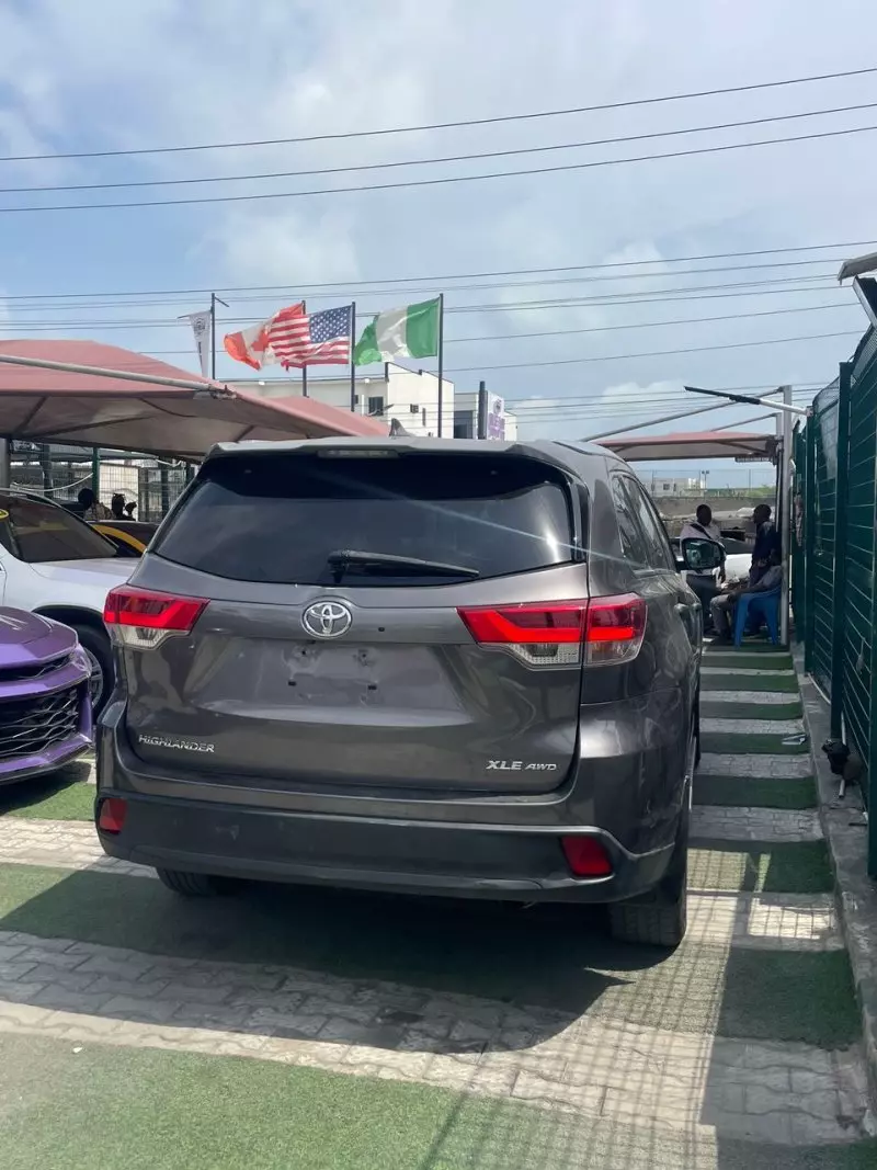 Toyota Highlander   - 2017