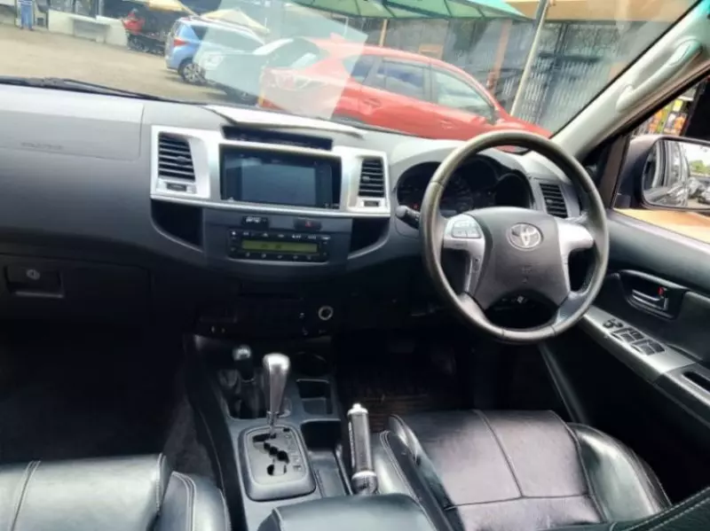 Toyota Hilux   - 2015