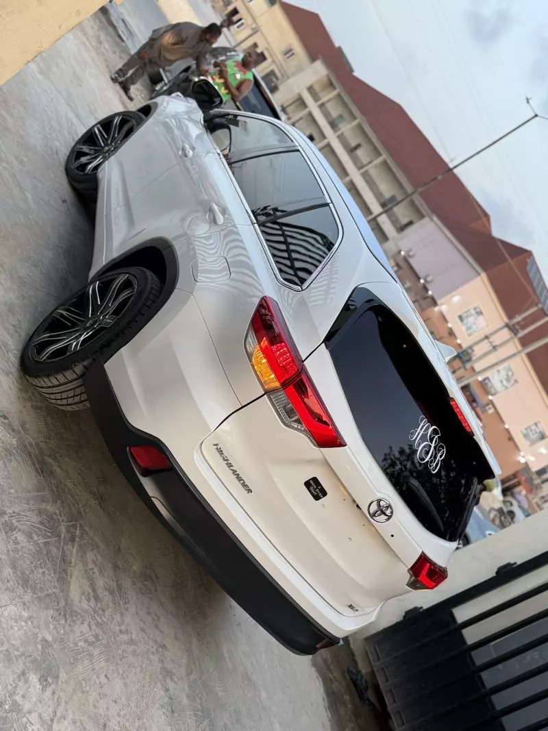 Toyota Highlander   - 2015