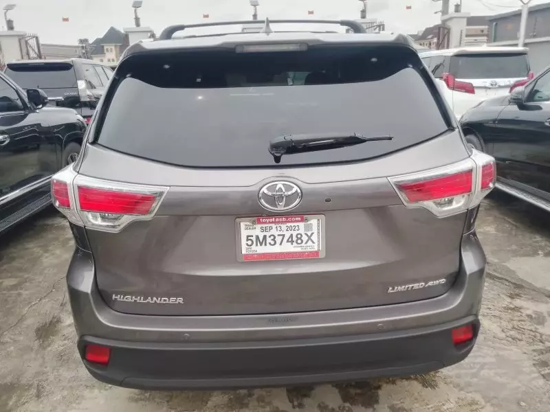 Toyota Highlander   - 2016
