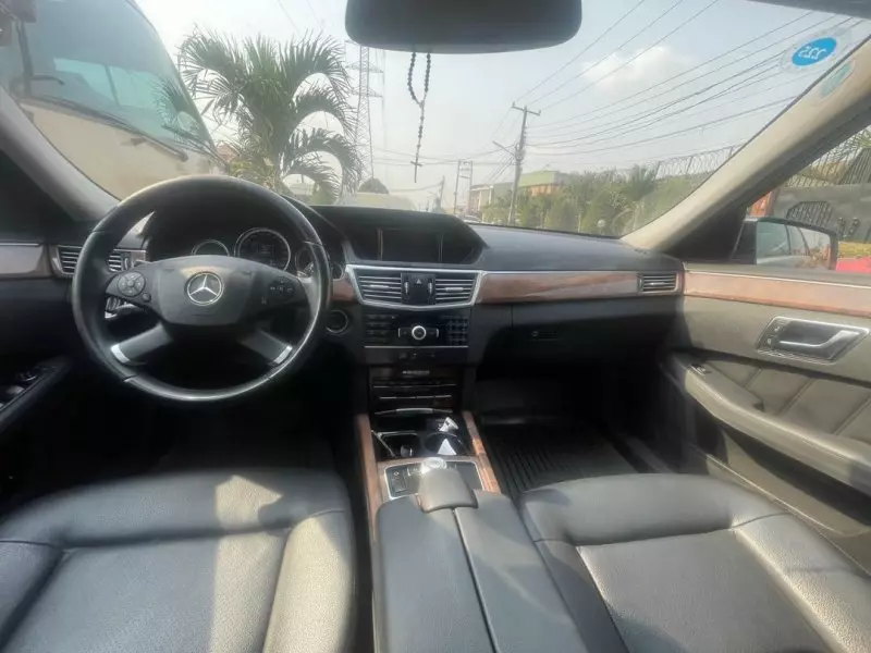 Mercedes-Benz E200   - 2012