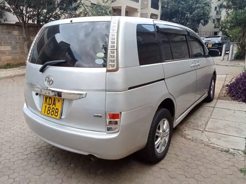 Toyota Isis    - 2013