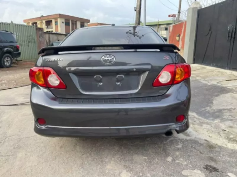 Toyota corolla   - 2010