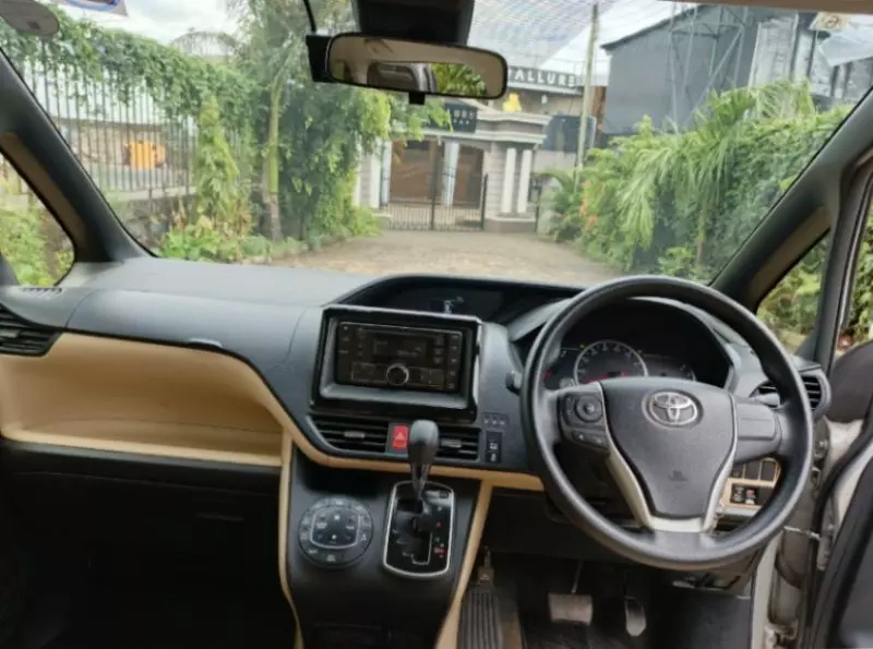 Toyota Noah   - 2017