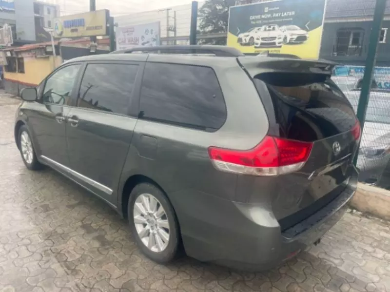 Toyota Sienna   - 2010