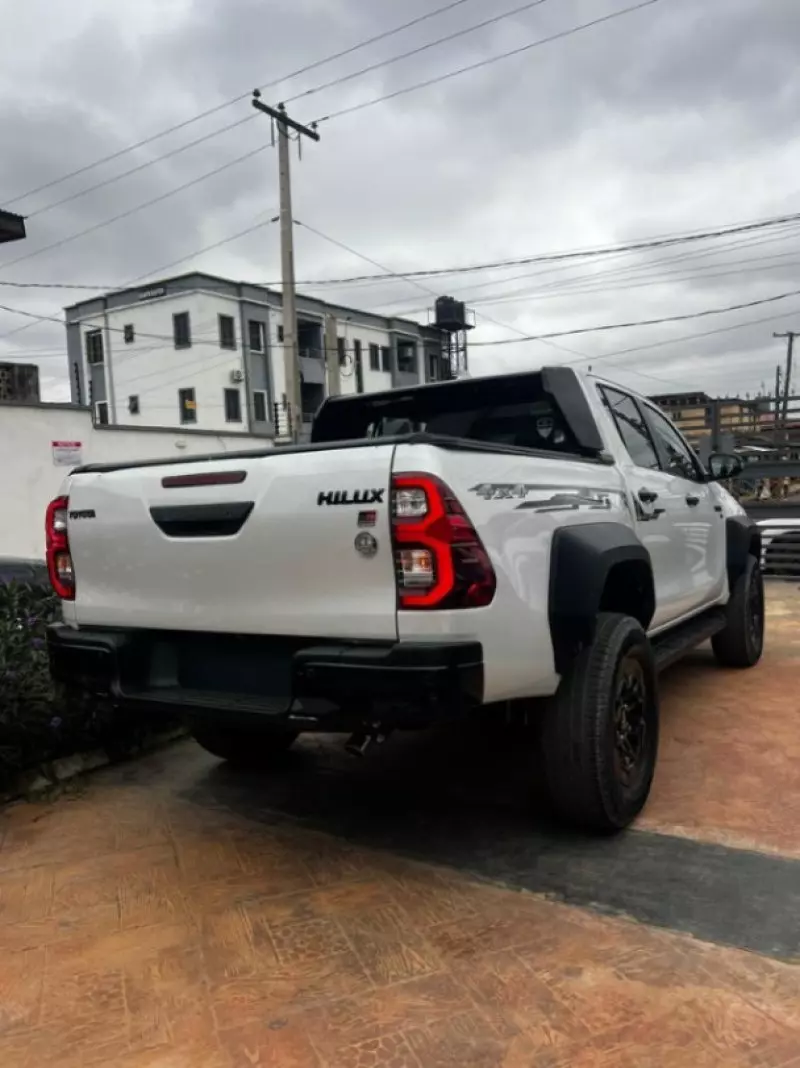 Toyota Hilux    - 2024