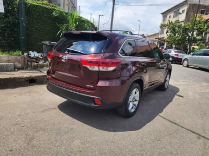 Toyota Highlander   - 2016