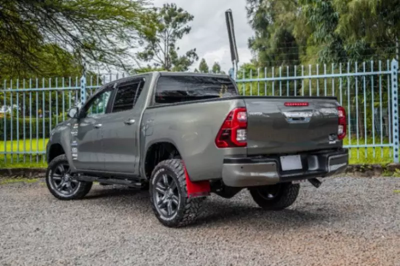 Toyota Hilux   - 2021