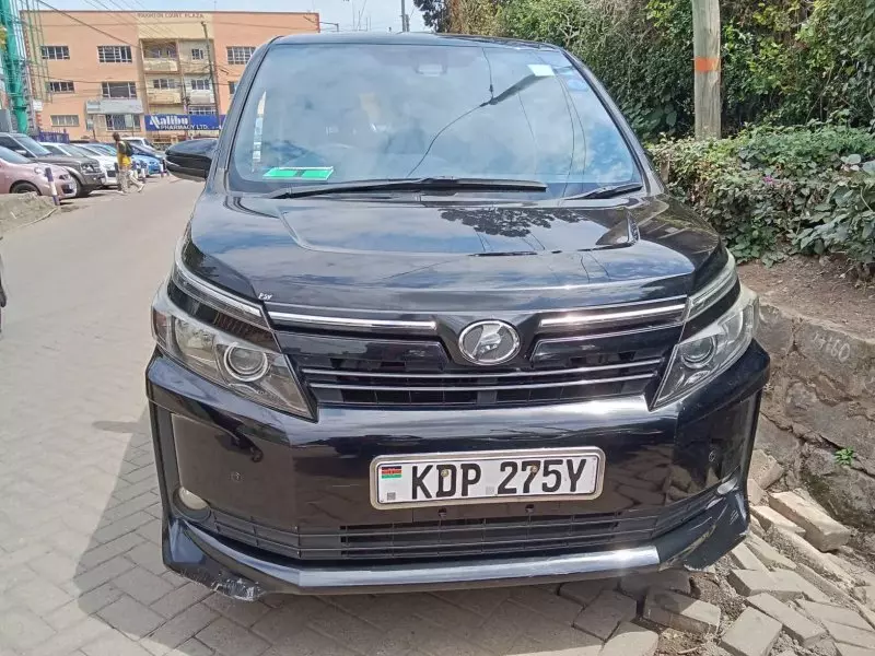 Toyota Voxy    - 2015