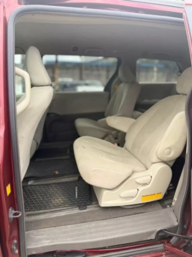 Toyota Sienna   - 2011