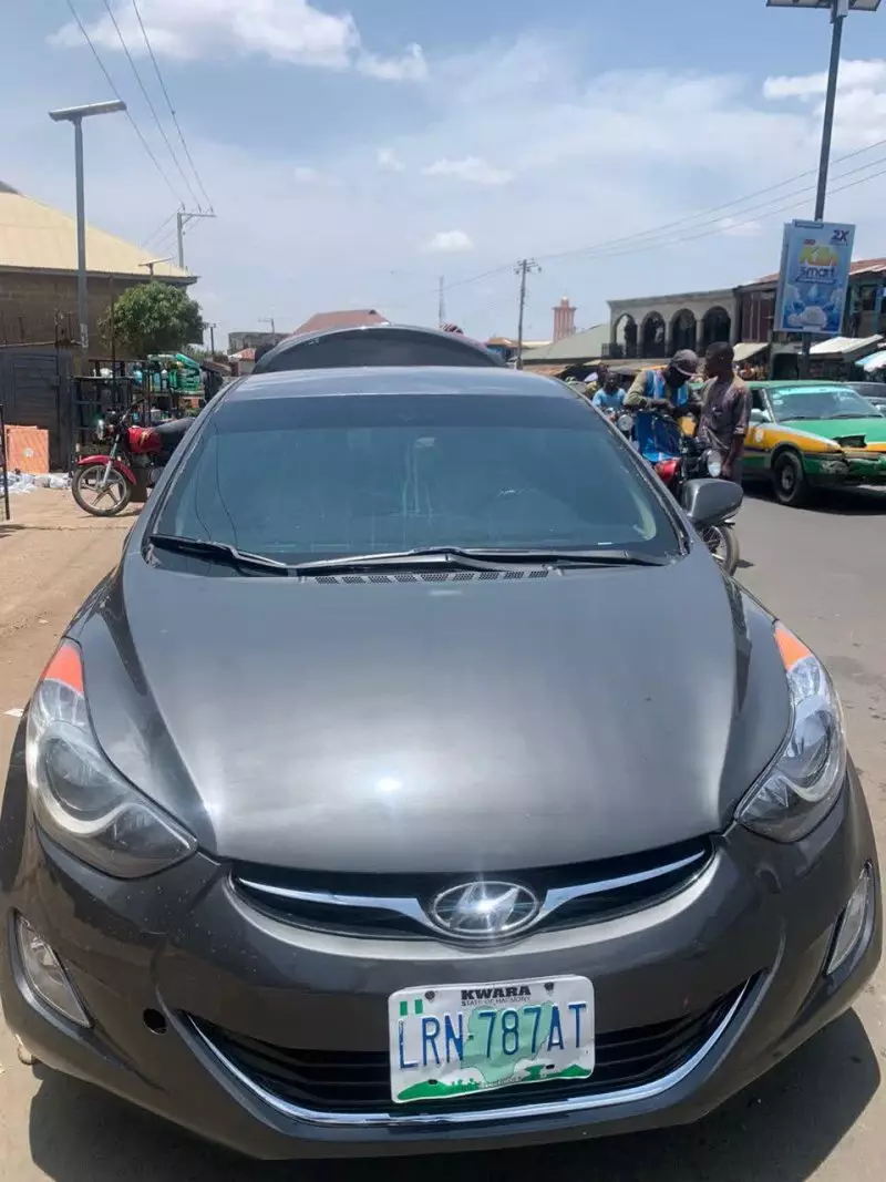 Hyundai Elantra   - 2012