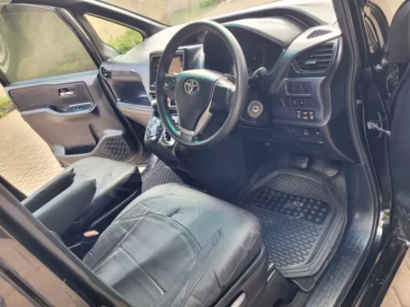 Toyota Voxy    - 2014