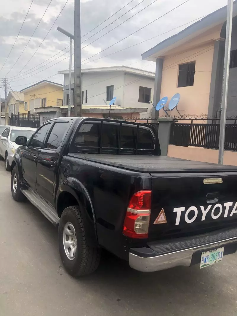 Toyota Hilux   - 2013