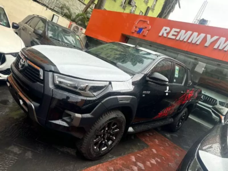 Toyota Hilux   - 2025