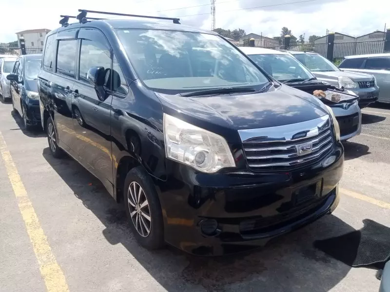 Toyota Noah   - 2010