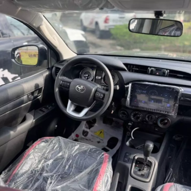 Toyota Hilux   - 2025