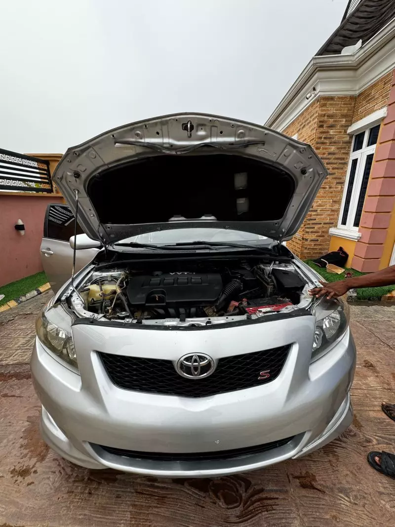 Toyota Corolla   - 2010